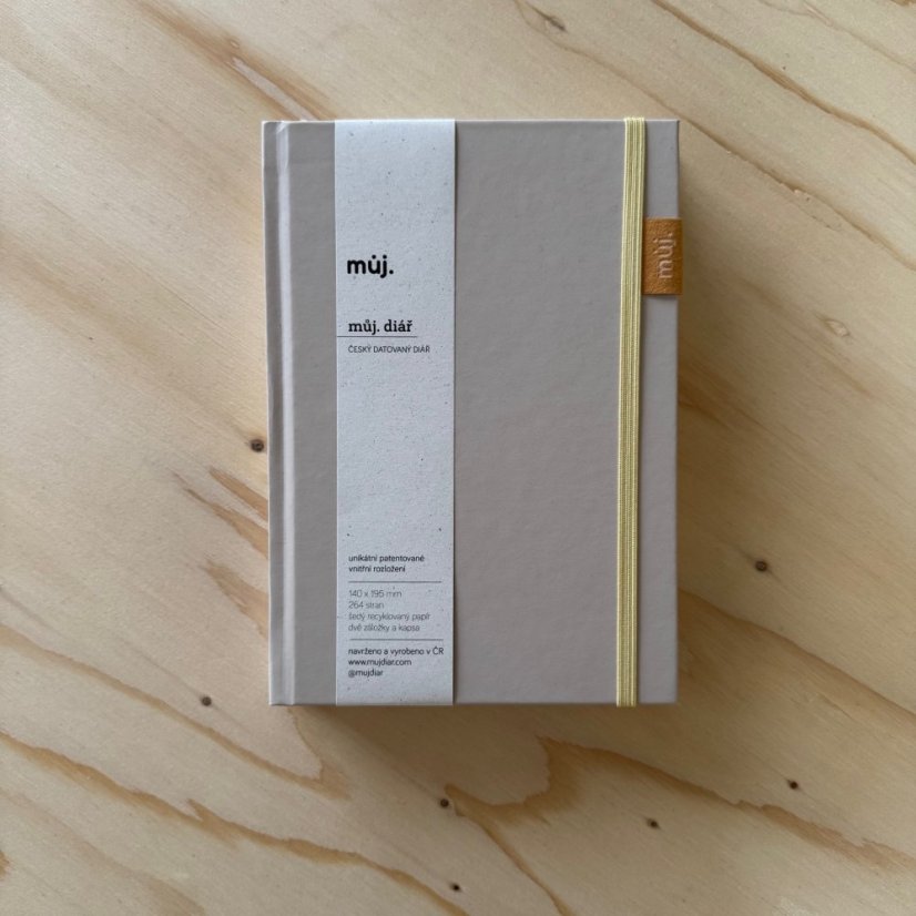 můj.diář 2026 | horizontální, český - hotový diář: béžový vinyl + světle žlutá gumička + okrový štítek