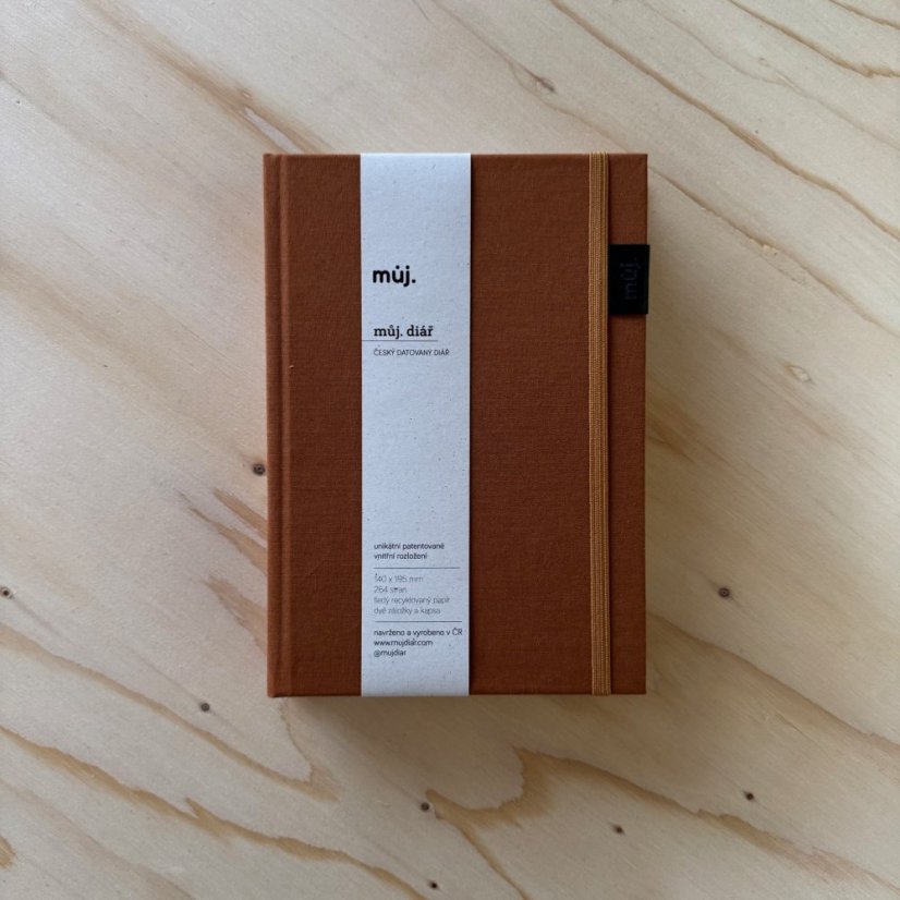 můj.diář 2026 | horizontální, český - hotový diář: skořicový + okrová gumička + zelený lesklý štítek