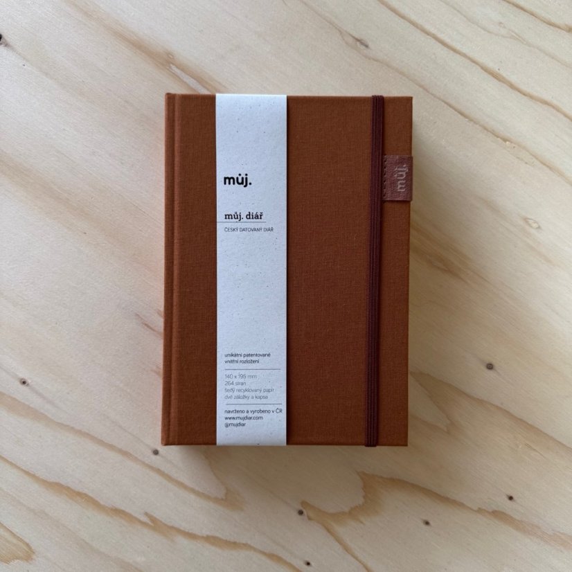můj.diář 2026 | horizontální, český - hotový diář: skořicový + hnědá gumička + hnědý matný štítek